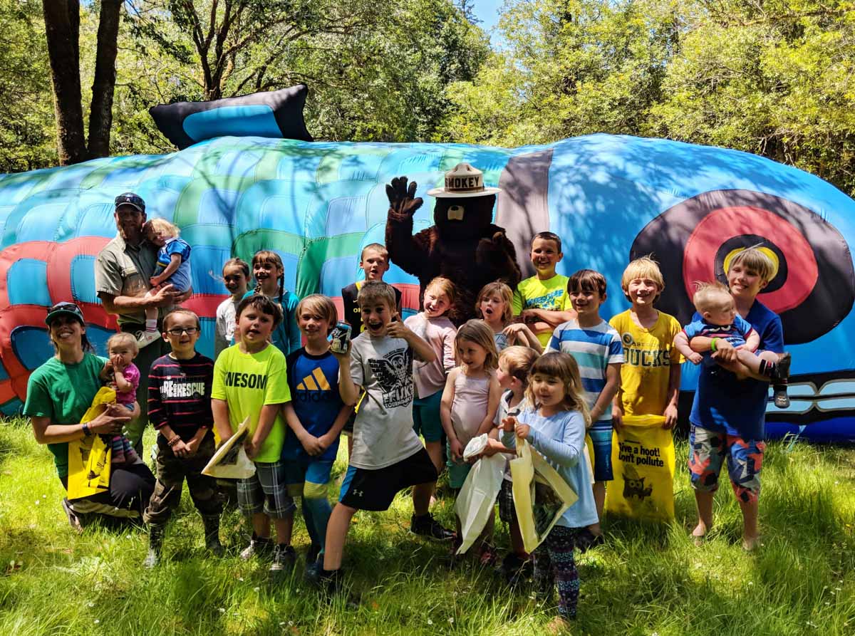kids posing with smokey bear